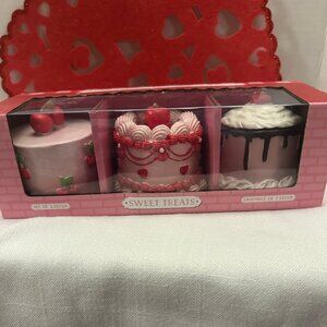 Sweet Treats Set of 3 Pink Valentine Faux Cakes Valentines Decor NIB